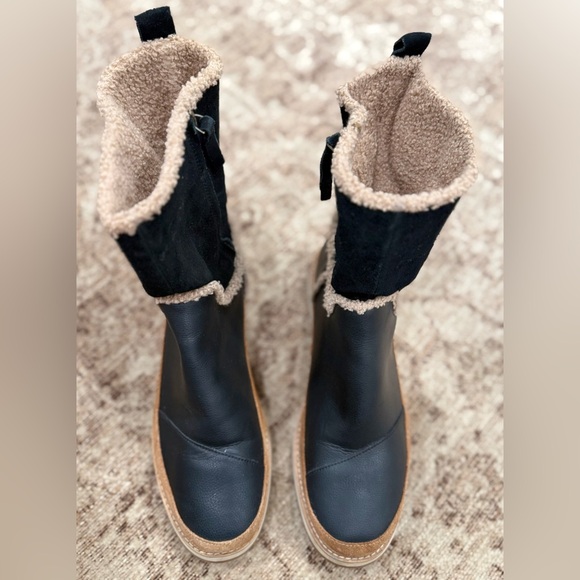 Toms Shoes - Toms Black and Tan Winter Boots